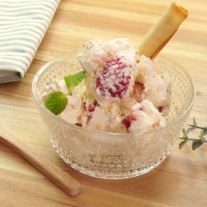 「濃厚ストロベリーチーズケーキアイス」のレシピ動画