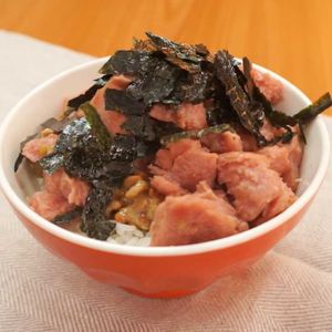 「ランチョンミートと納豆のねばねば丼」のレシピ動画
