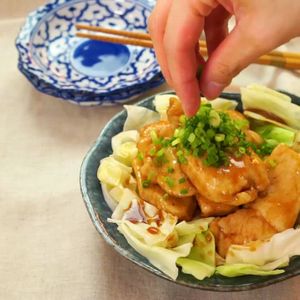 「鶏むね肉のがっつり甘辛だれ」のレシピ動画