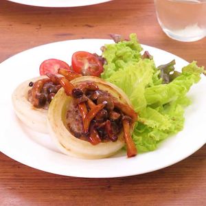 「玉ねぎリングハンバーグ」のレシピ動画