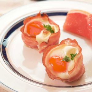 「ベーコンエッグカップパン」のレシピ動画