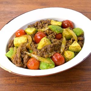 「牛肉アボカドカレー炒め」のレシピ動画