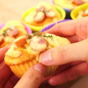 「3種のチーズとソーセージのマフィン」のレシピ動画