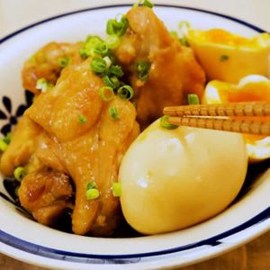 「手羽元と半熟卵の甘辛煮」のレシピ動画