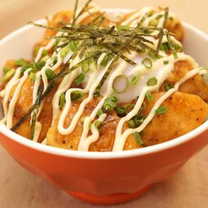 「照りマヨチキンの温玉のっけ丼」のレシピ動画