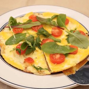 卵とチーズでカリカリピザ