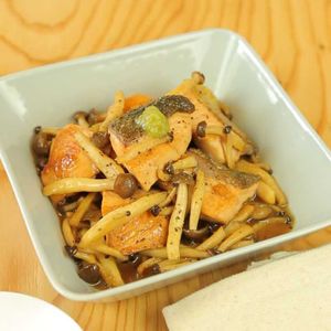 鮭としめじのバター醤油炒め
