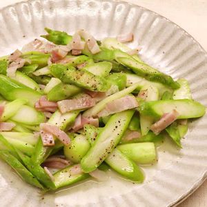 「アスパラとベーコンのバターあえ」のレシピ動画