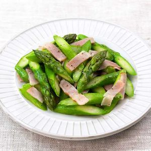 「アスパラとベーコンのバターあえ」のレシピ動画