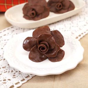 「チョコでバラの花」のレシピ動画