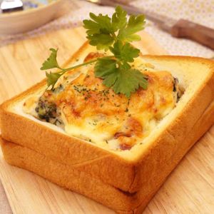 「厚切り食パンのとろ〜りパングラタン」のレシピ動画