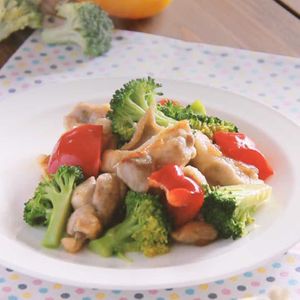 「ブロッコリーと鶏肉の塩にんにく炒め」のレシピ動画