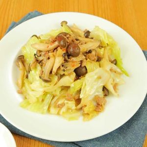 「キャベツとしめじのにんにく醤油炒め」のレシピ動画