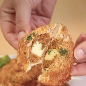 「餃子の皮で揚げカレーパン」のレシピ動画
