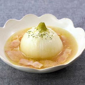 「新玉丸ごとコンソメスープ」のレシピ動画