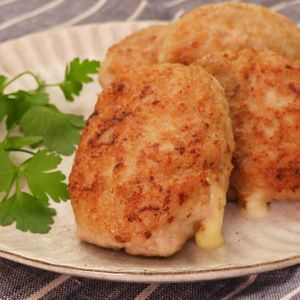 「鶏肉のチーズハンバーグ」のレシピ動画
