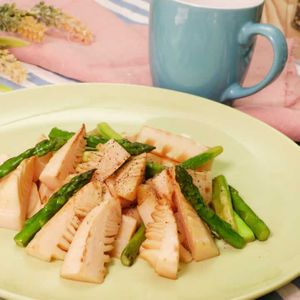 「筍とアスパラのバター炒め」のレシピ動画