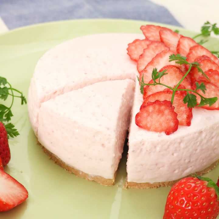 いちごのヨーグルトケーキ