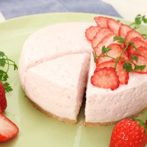 「いちごのヨーグルトケーキ」のレシピ動画