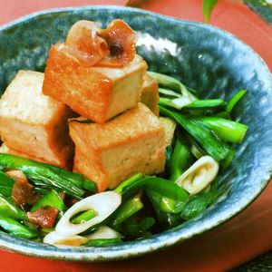 「厚揚げとニラのニンニク中華炒め」のレシピ動画