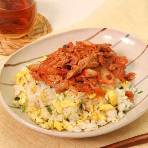 「豚キムチのっけチャーハン」のレシピ動画