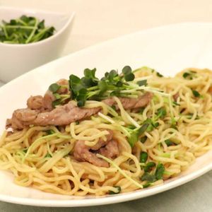 「豚とカイワレの和風焼きそば」のレシピ動画
