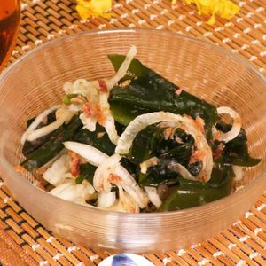 「新玉ねぎと生わかめのおかか和え」のレシピ動画