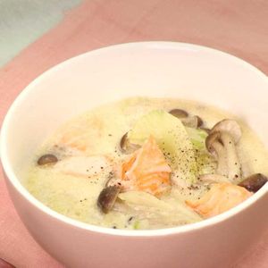 「鮭とセロリの豆乳味噌スープ」のレシピ動画