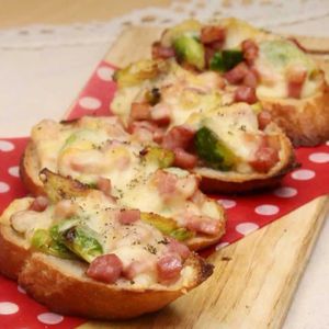 「芽キャベツとベーコンのオープンサンド」のレシピ動画