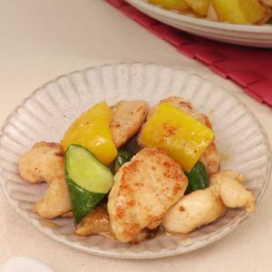 「鶏肉ときゅうりの塩麹炒め」のレシピ動画