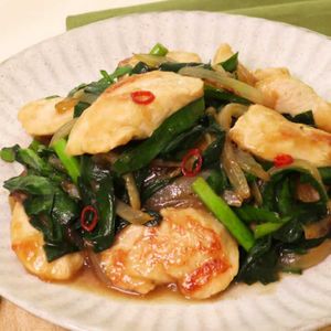 「にらと鶏肉の唐辛子炒め」のレシピ動画
