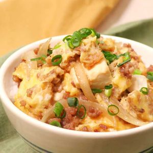 「ひき肉ですき焼き風丼」のレシピ動画