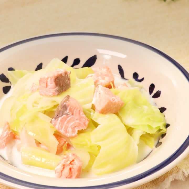 キャベツとサーモンのミルク煮