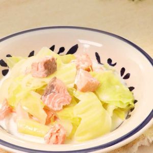 「キャベツとサーモンのミルク煮」のレシピ動画