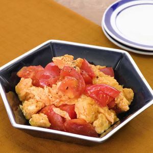 「トマトと卵の炒め物」のレシピ動画
