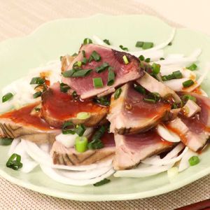 「かつおのたたきピリ辛韓国風だれ」のレシピ動画