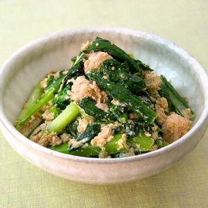 「小松菜とツナの胡麻マヨナムル」のレシピ動画