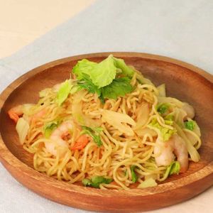 「えびとセロリのアジアン風焼きそば」のレシピ動画