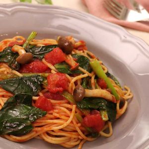 「小松菜とベーコンのトマトパスタ」のレシピ動画