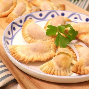 「餃子の皮でカルツォーネ」のレシピ動画