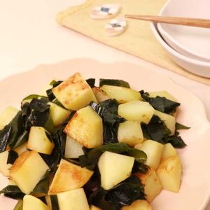 生わかめとじゃがいもの柚子胡椒炒め