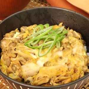 「あさりの深川風卵とじ丼」のレシピ動画