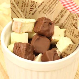 「2色チョコキューブラスク」のレシピ動画