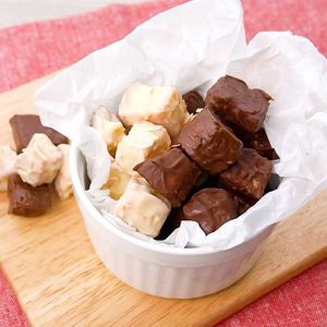 「2色チョコキューブラスク」のレシピ動画