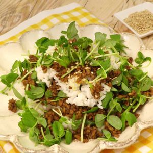 「豆苗とひき肉ののっけ丼」のレシピ動画