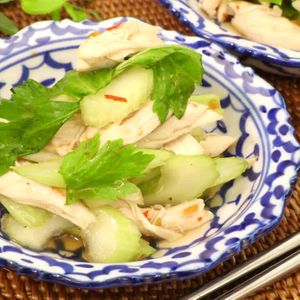 「鶏ささみとセロリのエスニック和え」のレシピ動画