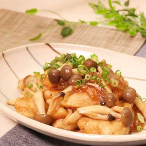 「鶏むね肉としめじのオイスター炒め」のレシピ動画