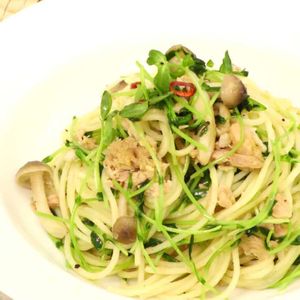 「豆苗とツナのペペロンチーノ」のレシピ動画