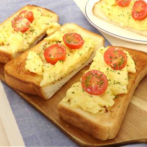 「ミニトマトとチーズオムレツのオープンサンド」のレシピ動画