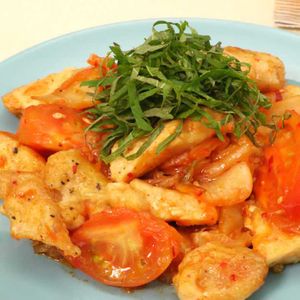 「鶏むね肉とトマトのキムチ炒め」のレシピ動画